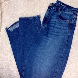 AE DISTRESSED CURVY MOM JEANS